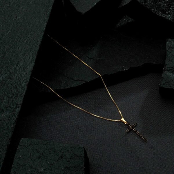 Colar Dourado de Cruz Cravejado de Pedra Natural Negra - Imagem 3